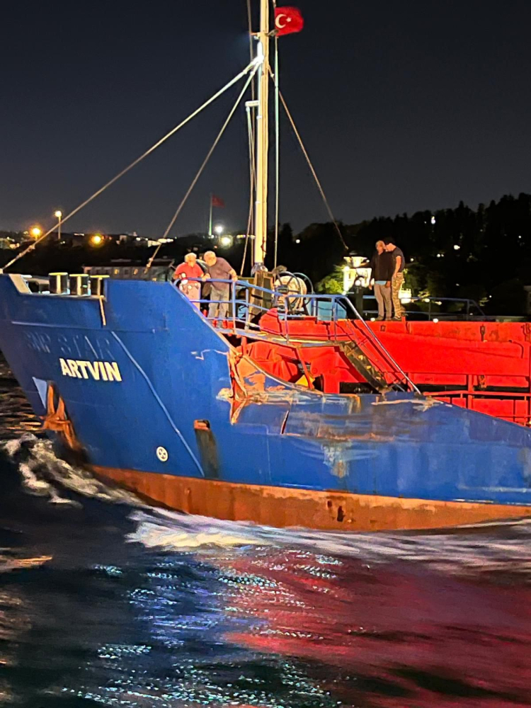 İstanbul'da yolcu teknesi ile gemi çarpıştı